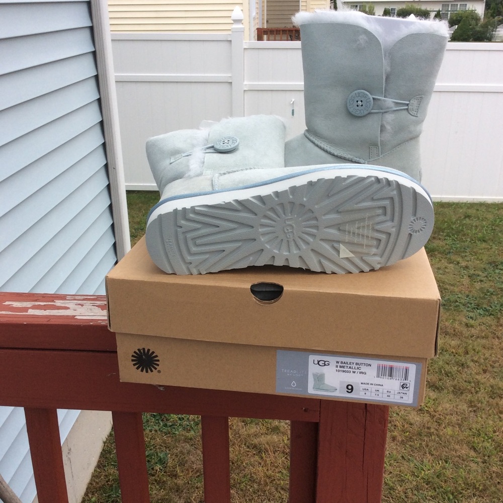 Ugg Bailey Button II Metallic - Picture 2 of 6